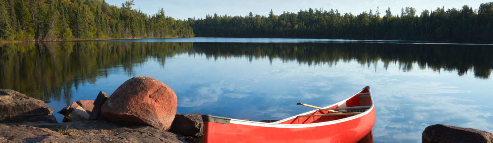 Scenic photo of a lake