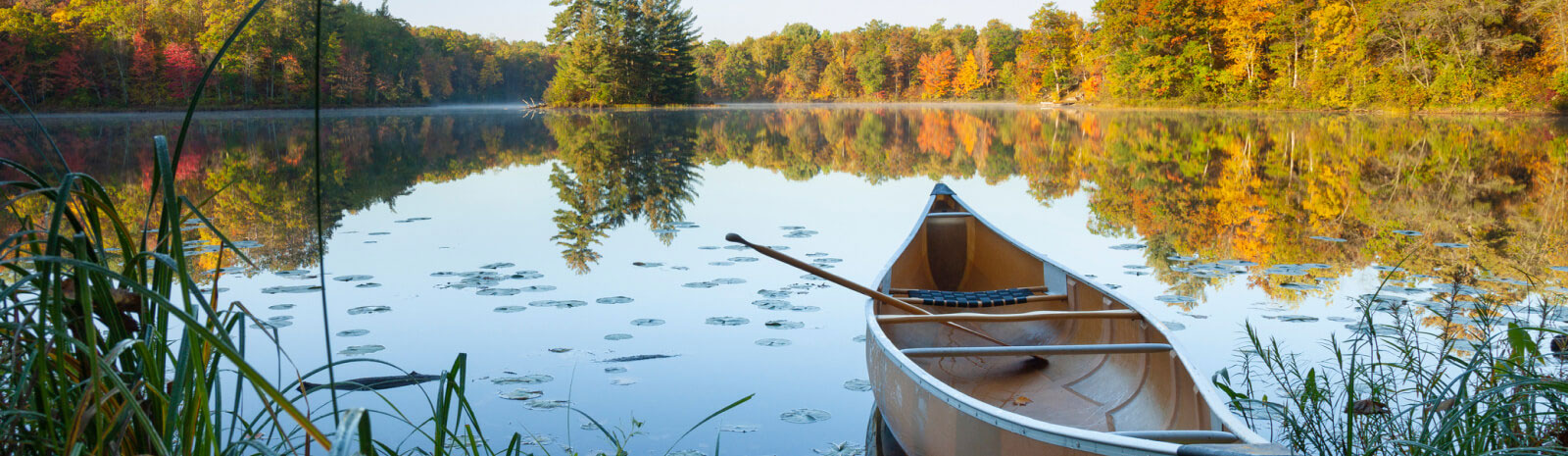 Scenic photo of a lake