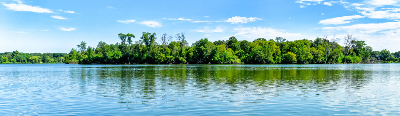 Scenic photo of a lake