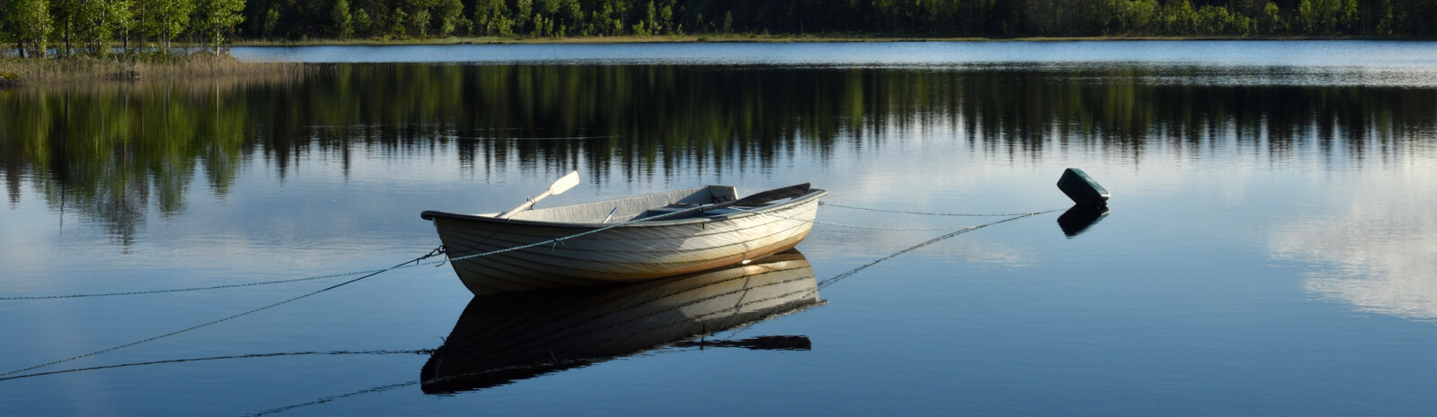 Scenic photo of a lake