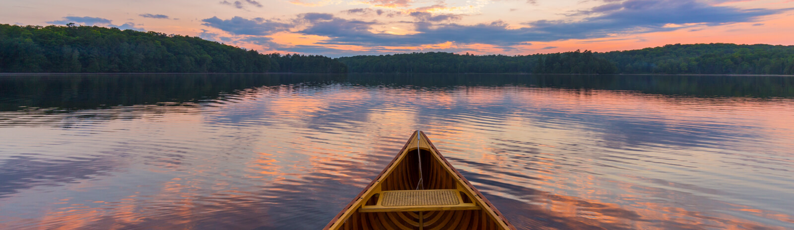 Scenic photo of a lake